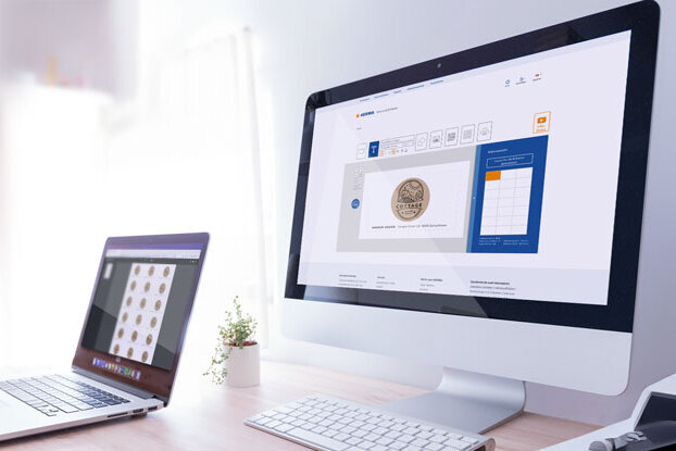 To sprogskærme på et skrivebord, den ene viser en brugerflade, den anden en samling af mønter.